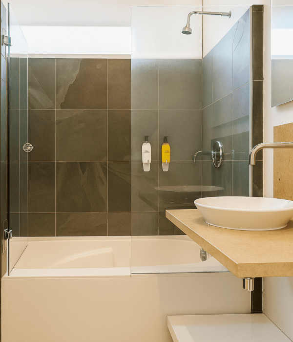 20250729_2205_Baño Moderno de Hotel_remix_01k1cmjaftfdyrkza0kn04aaa2