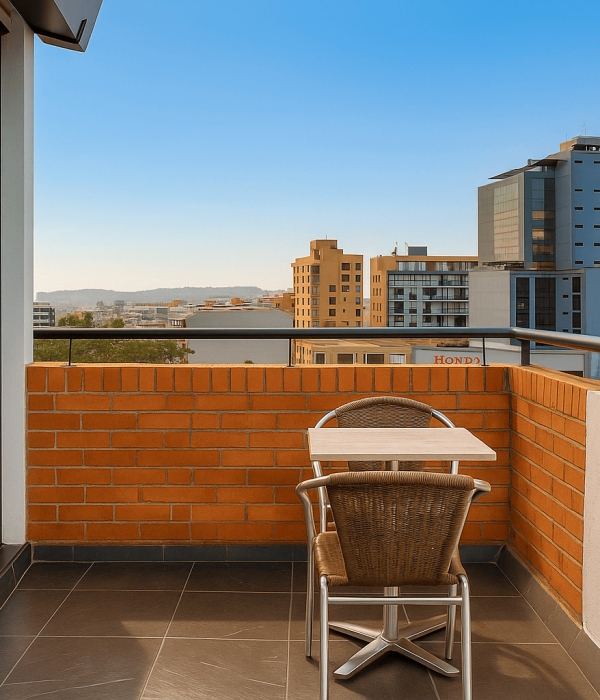 20250729_2209_Terraza de Hotel Moderna_remix_01k1cmrnh3frx8d5fwxphr3jks